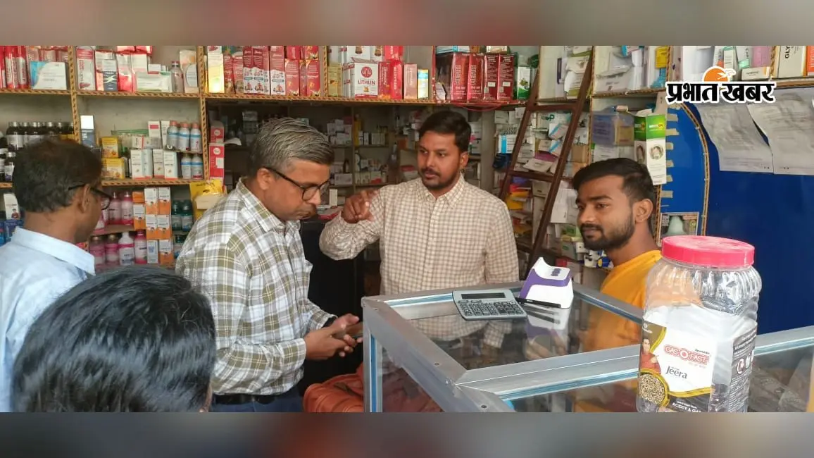 नशीली दवा बेचने वालों की अब खैर नहीं, पुपरी में प्रशासन की टीम ने मेडिकल दुकानों पर मारा छापा