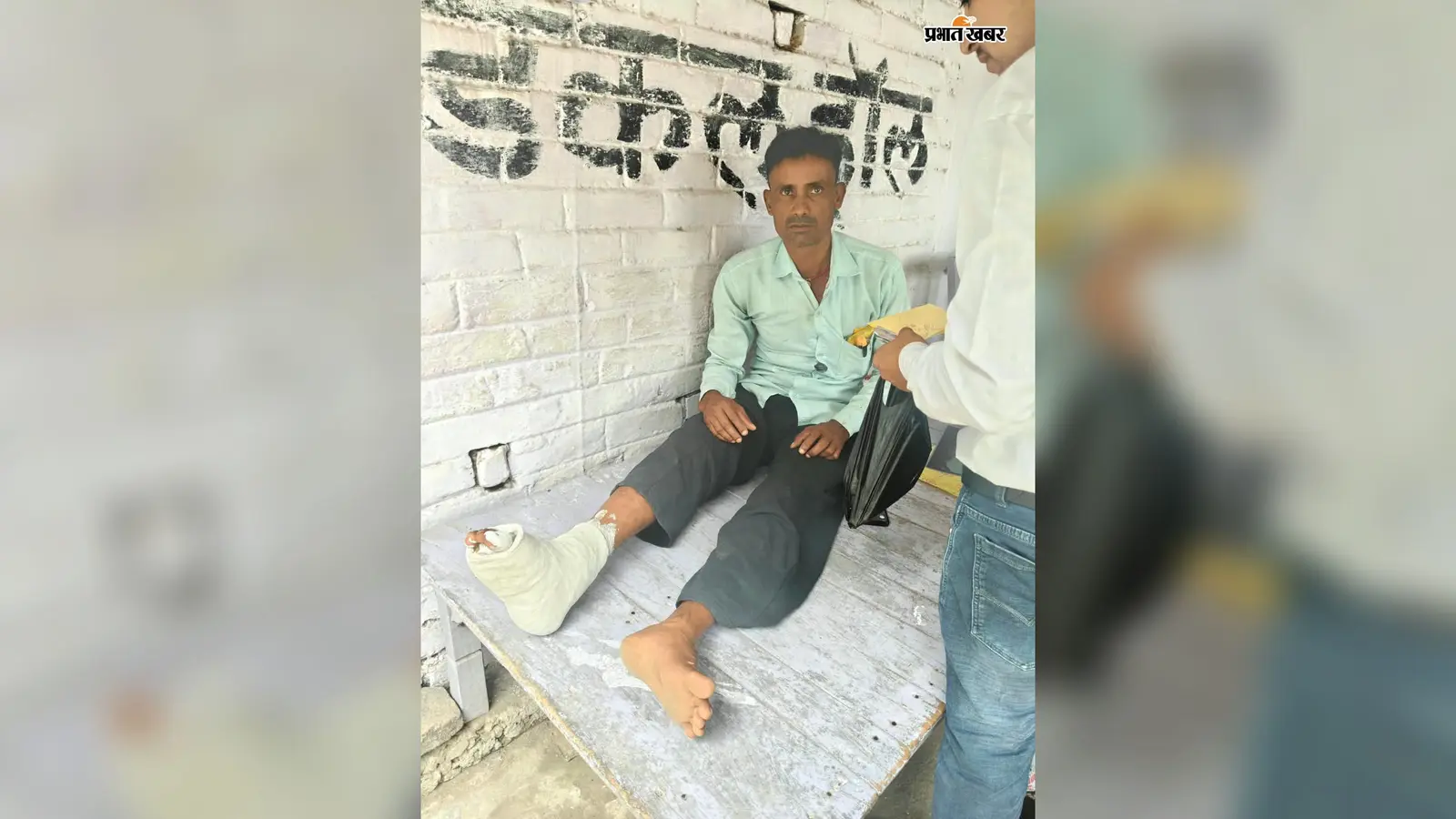 औरंगाबाद : हाईटेंशन पोल पर फॉल्ट ठीक करते समय फिसला इलेक्ट्रिक सैंडल, बिजली कर्मी का पैर टूटा