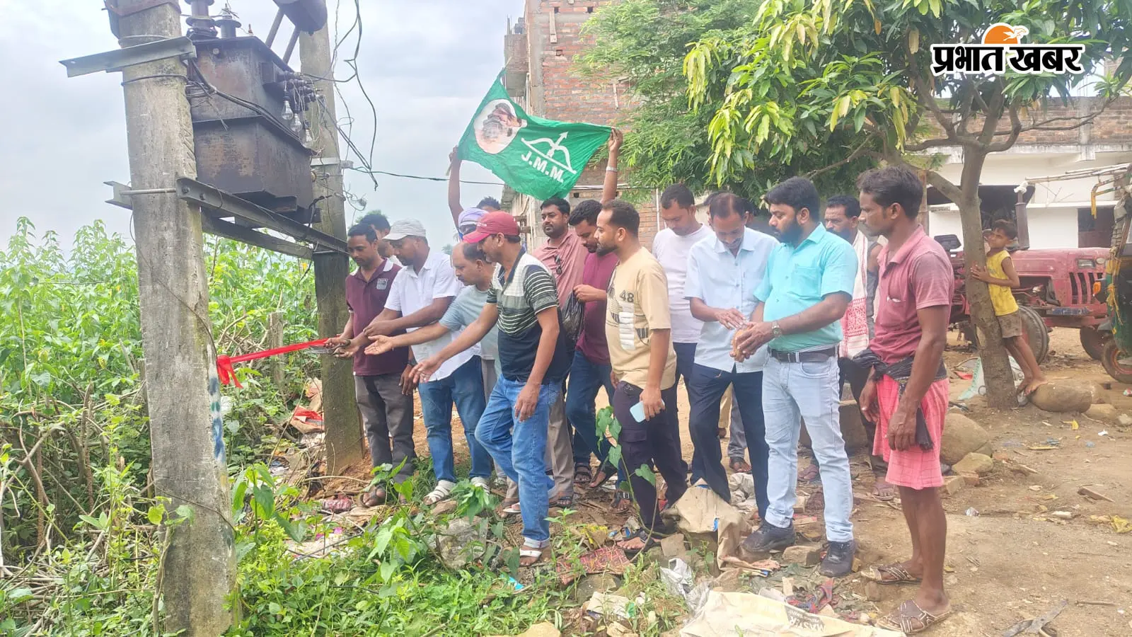 बरहेट के हड़वाडीह में लौटी बिजली की रोशनी, 25 KVA का नया ट्रांसफार्मर लगते ही ग्रामीणों में खुशी