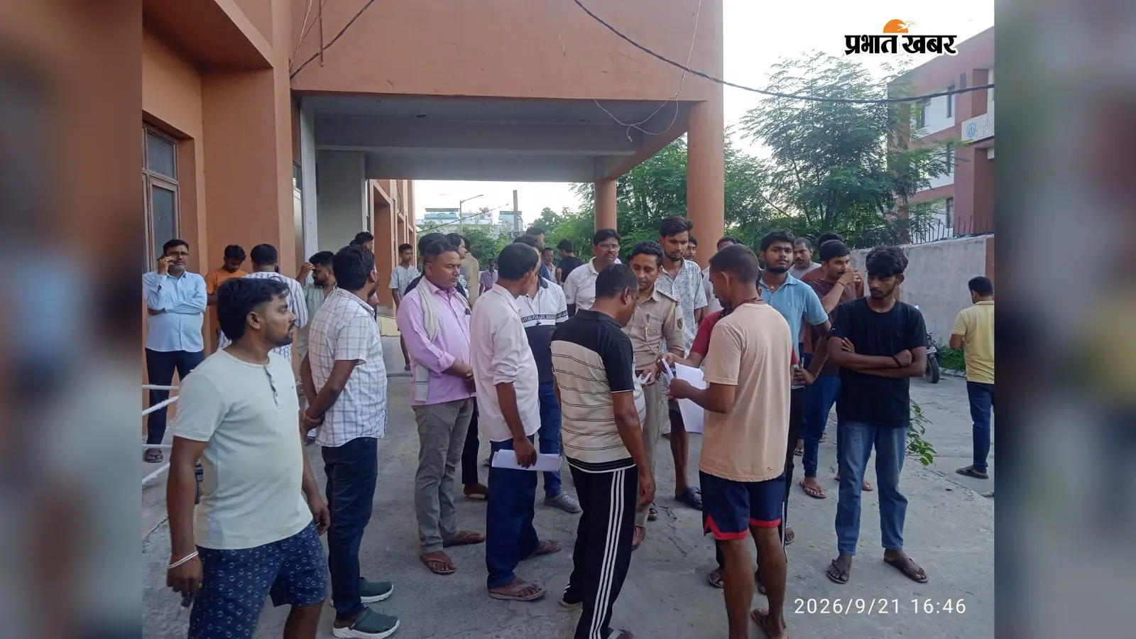 बेतिया के लालगढ़ में दिनदहाड़े कत्ल से सनसनी, धारदार हथियार से 17 वर्षीय युवक की हत्या, चचेरा भाई लहूलुहान