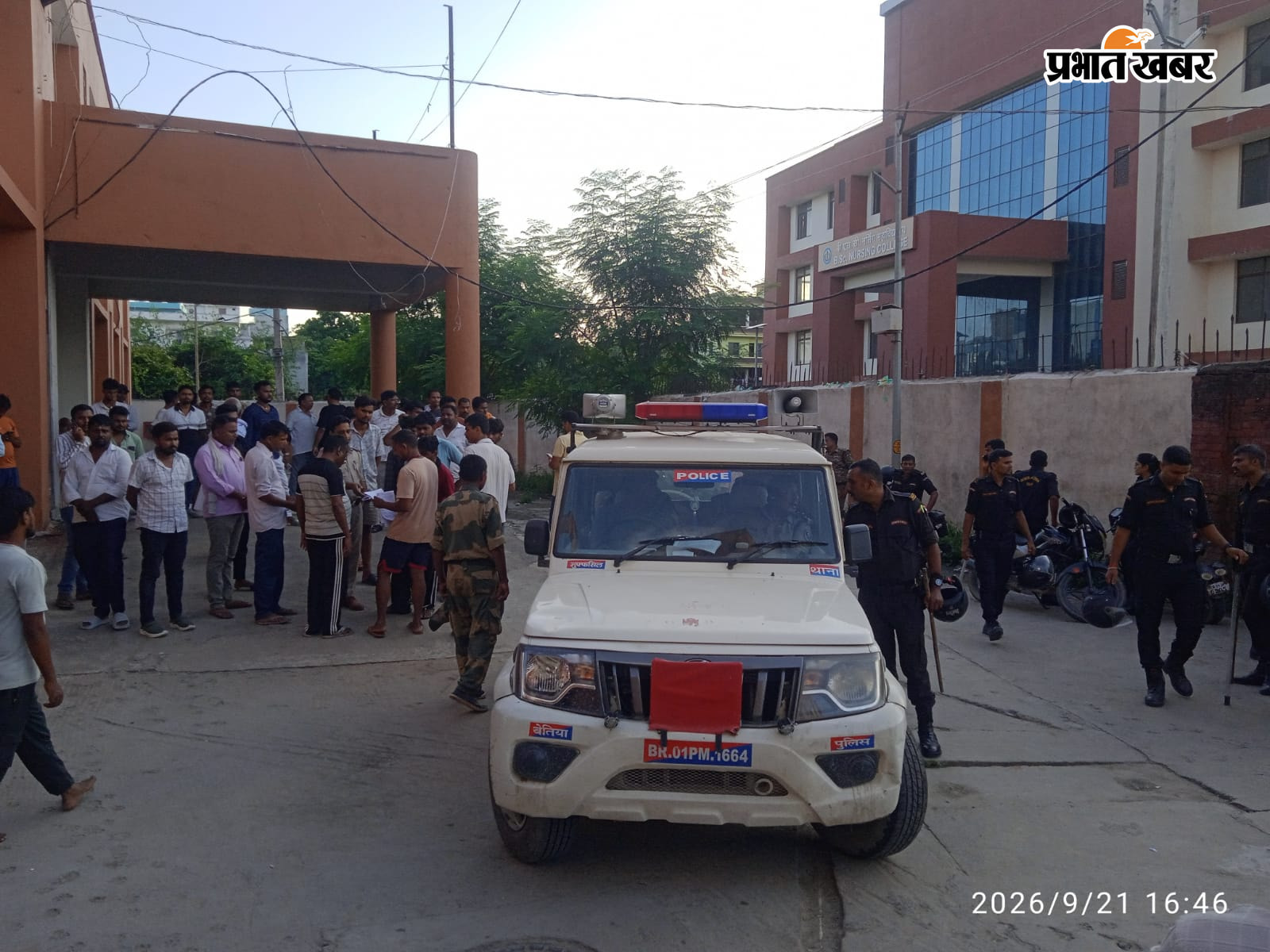 शव का पोस्टमार्टम के लिए पहुंचे परिजन एवं पुलिस | Prabhat Khabar Network