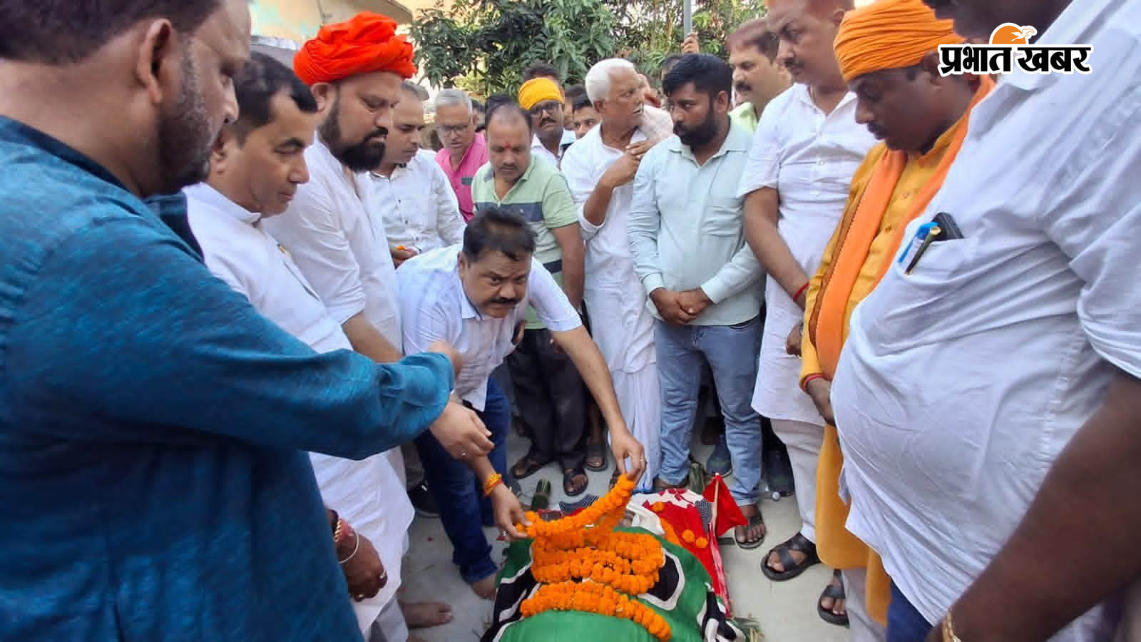 पार्थिव शरीर पर पुष्पांजलि करते भाजपा नेता | Prabhat Khabar Network