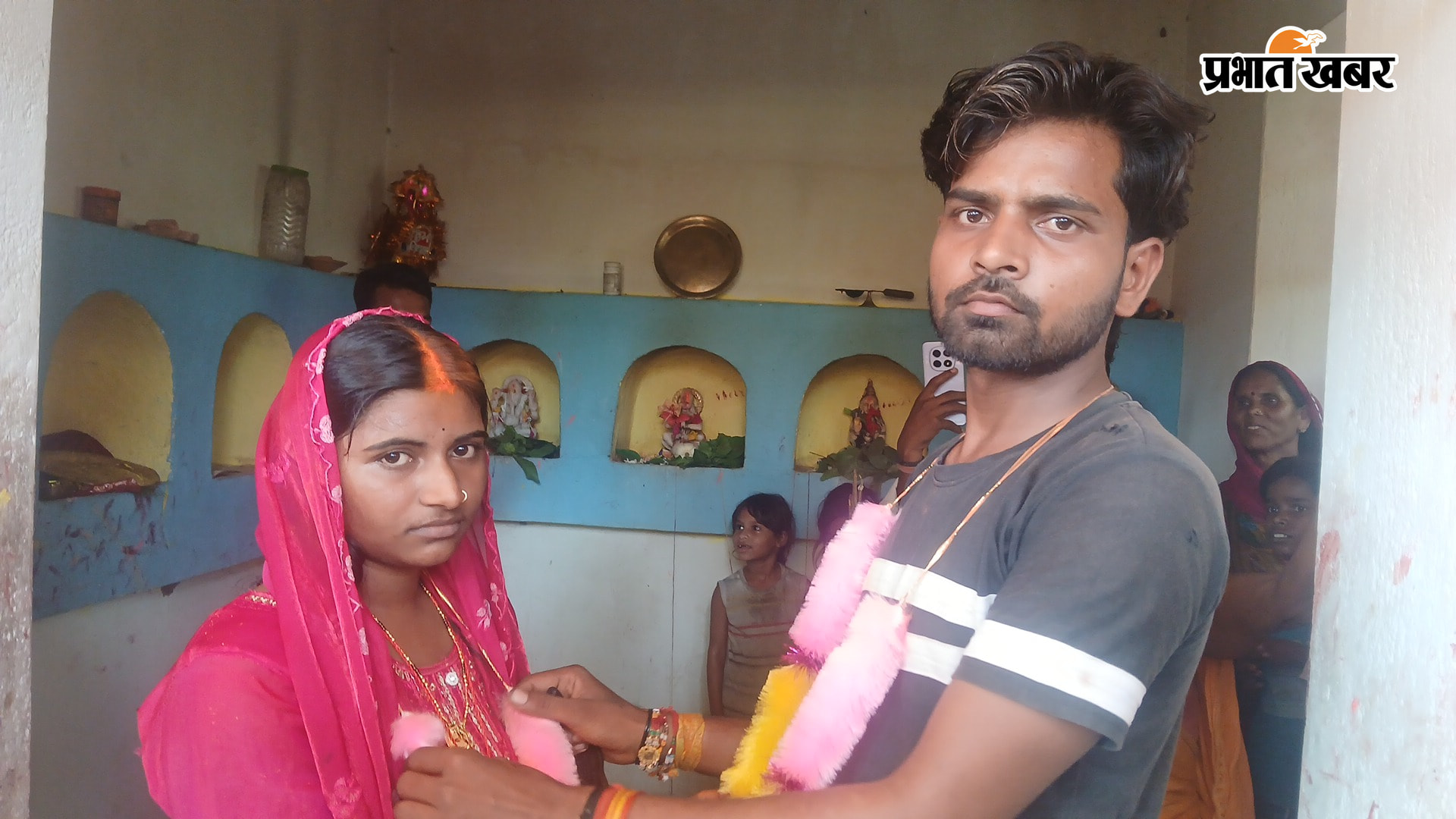 बाबा पाण्डेश्वर धाम बरियारपुर पश्चिमी में आशीर्वाद लेते प्रेमी युगल | Prabhat Khabar Network