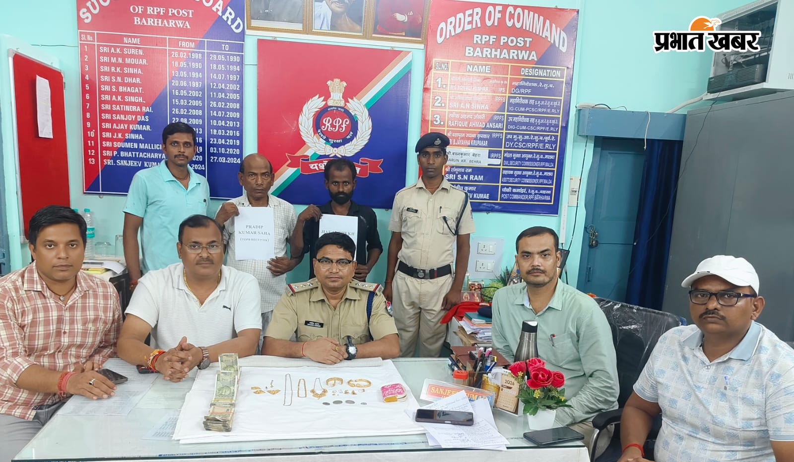 चोरी के मामले में गिरफ्तार आरोपी व बरामद आभूषण, आरोपी जियाउल शेख उर्फ चपरा, आरपीएफ इंस्पेक्टर नीरज कुमार सिन्हा | Prabhat Khabar Network