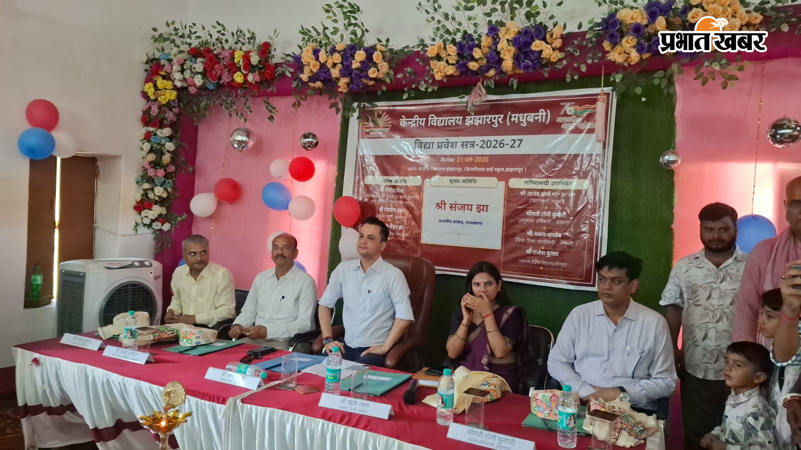 उद्घाटन कार्य नन्हीं बच्ची सान्वी कुमारी व डीएम आनन्द शर्मा, कार्यक्रम में डीएम व अन्य, दीप प्रज्वलित करते डीएम आनन्द शर्मा व एसडीएम टोनी कुमारी | Prabhat Khabar Network