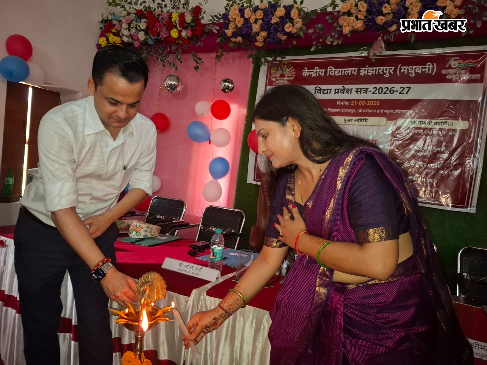 उद्घाटन कार्य नन्हीं बच्ची सान्वी कुमारी व डीएम आनन्द शर्मा, कार्यक्रम में डीएम व अन्य, दीप प्रज्वलित करते डीएम आनन्द शर्मा व एसडीएम टोनी कुमारी | Prabhat Khabar Network