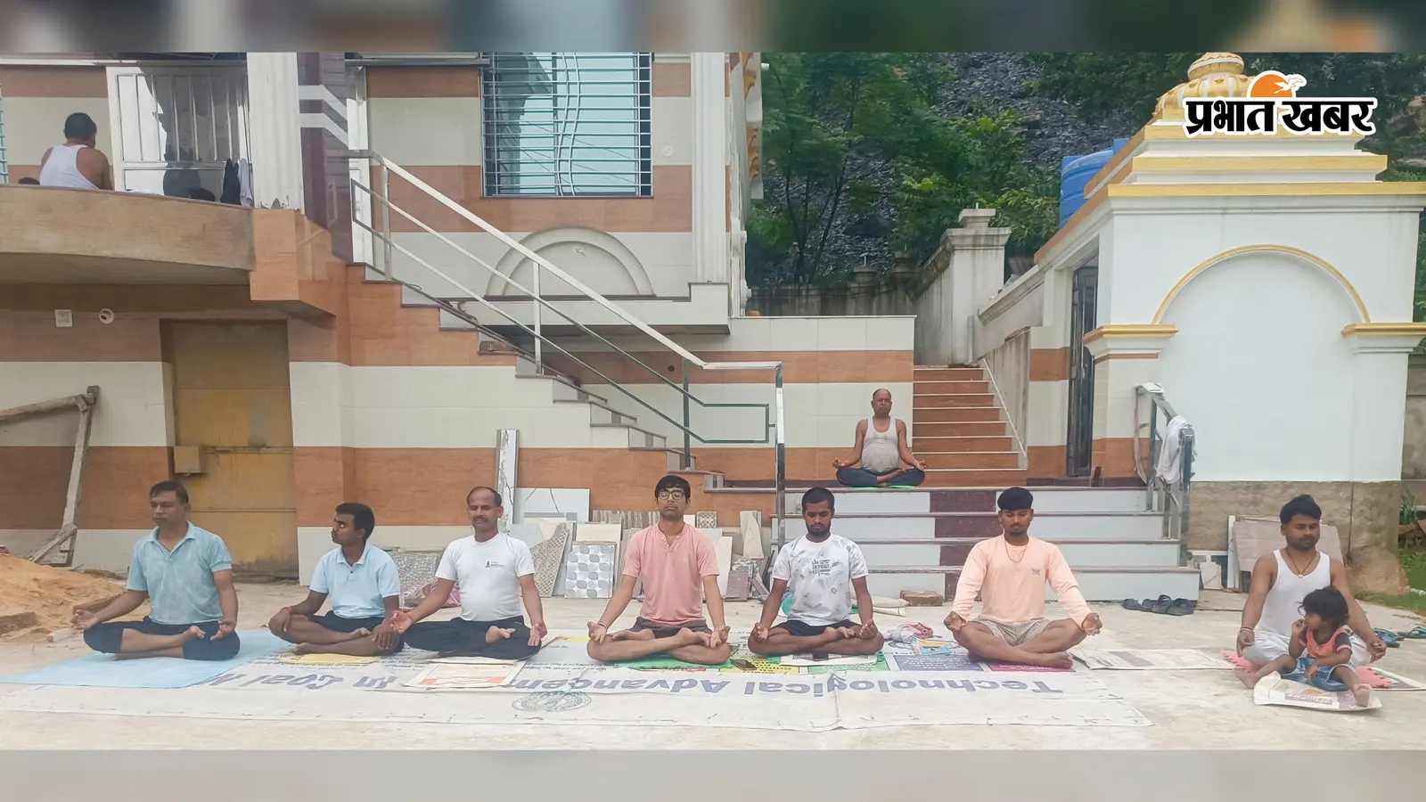 छठ तालाब परिसर में नियमित योगाभ्यास, स्वस्थ जीवनशैली के लिए लोगों को कर रहे जागरूक