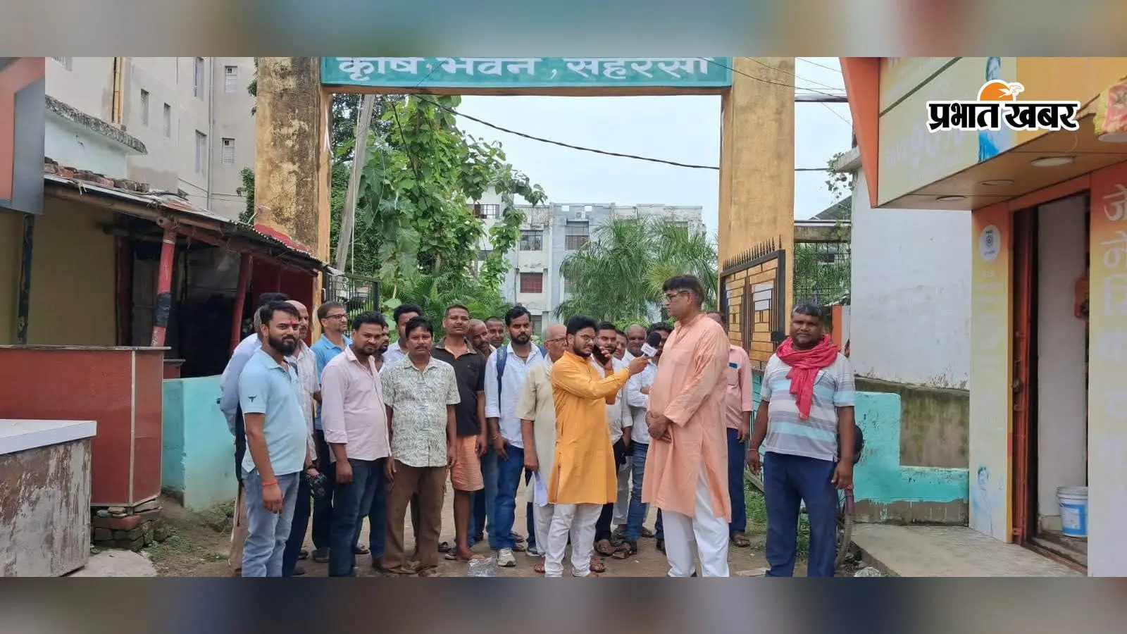 246 रुपये की यूरिया 350 में खरीदने की मजबूरी! सहरसा में कृषि कार्यालय पर क्यों भड़के खाद विक्रेता, जानिए पूरा मामला