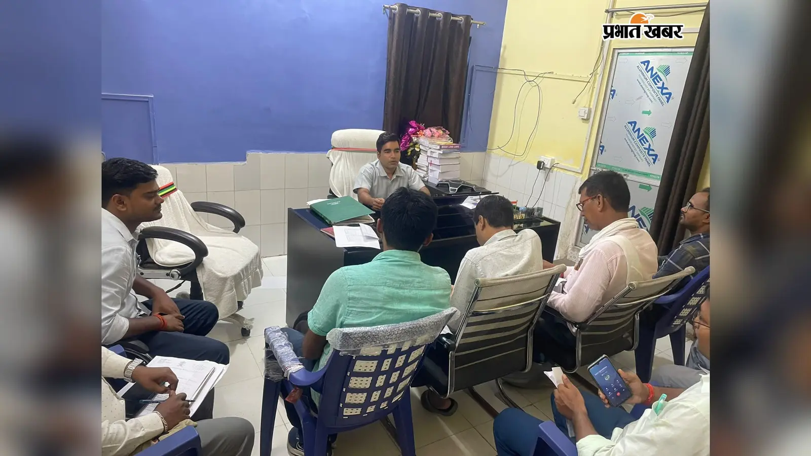औरंगाबाद : ओबरा में राजस्व कर्मचारियों को CO की सख्त हिदायत, समय पर निपटाएं दाखिल-खारिज और भूमि विवाद