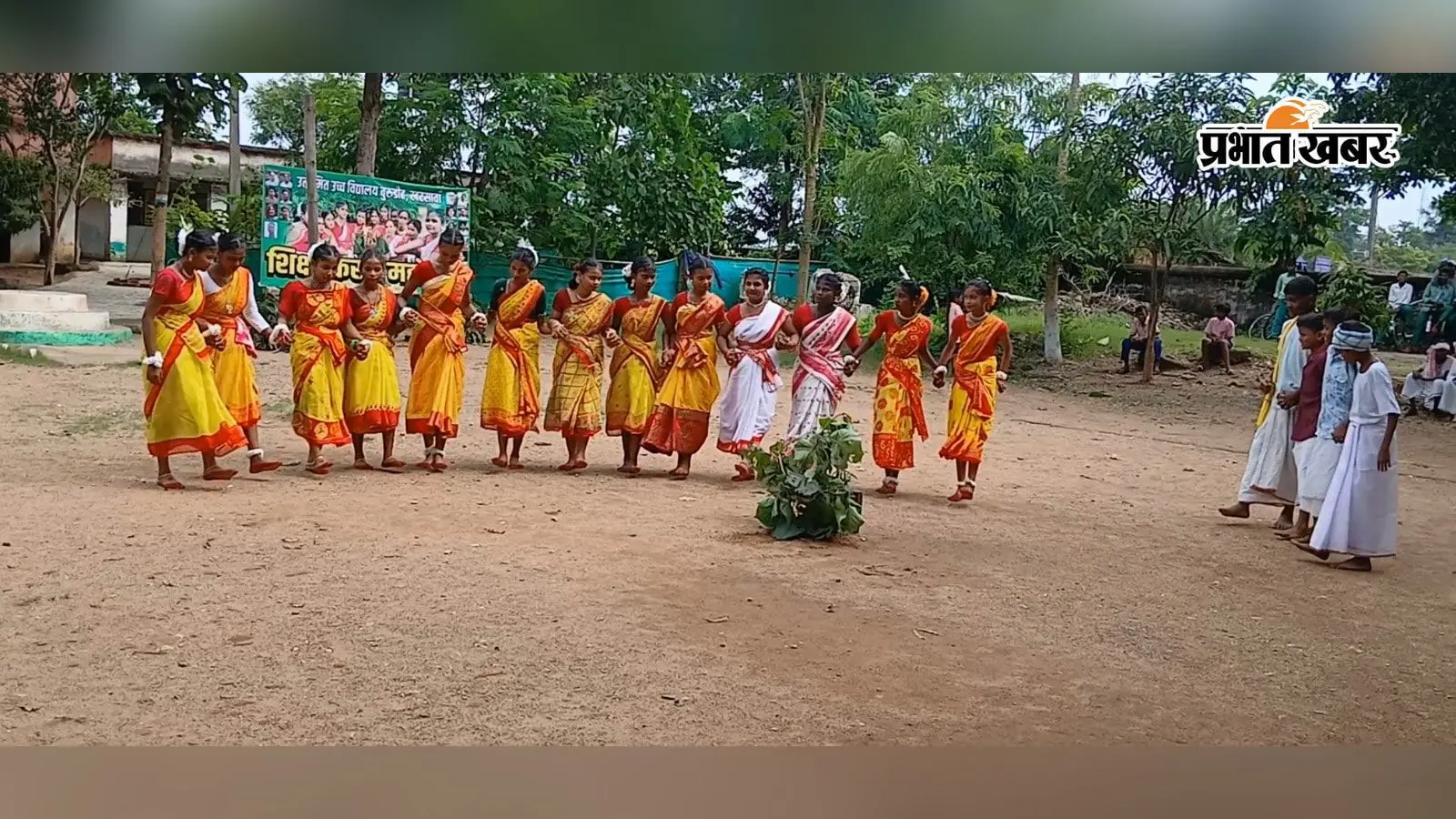 करम डाली सजी, गूंजे गीत और थिरके कदम...बुरूडीह स्कूल में दिखी संस्कृति की खूबसूरत झलक