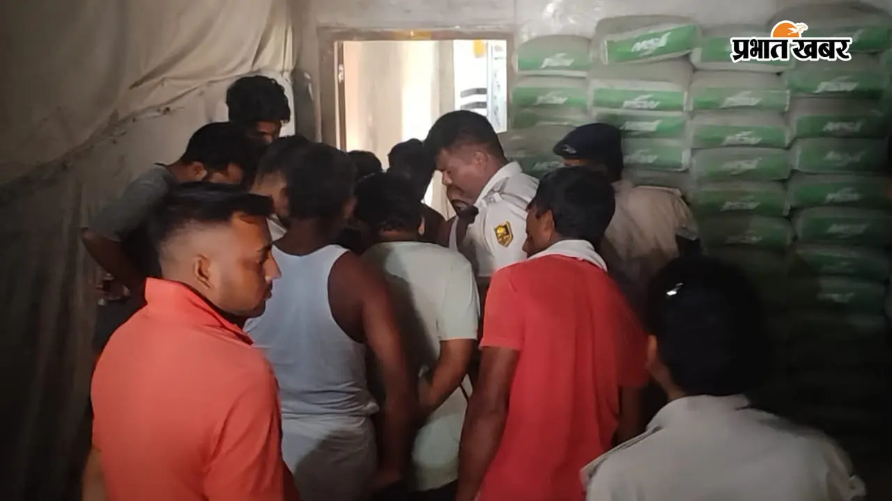 सारण में दुकान में चोरी के बाद चोरों ने चलाया मोटर, 200 बोरी सीमेंट पानी में बर्बाद