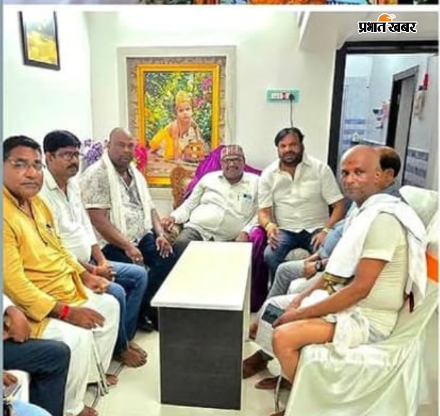 श्रद्धांजलि देते पूर्व विधायक और जुटे गणमान्य | Prabhat Khabar Network