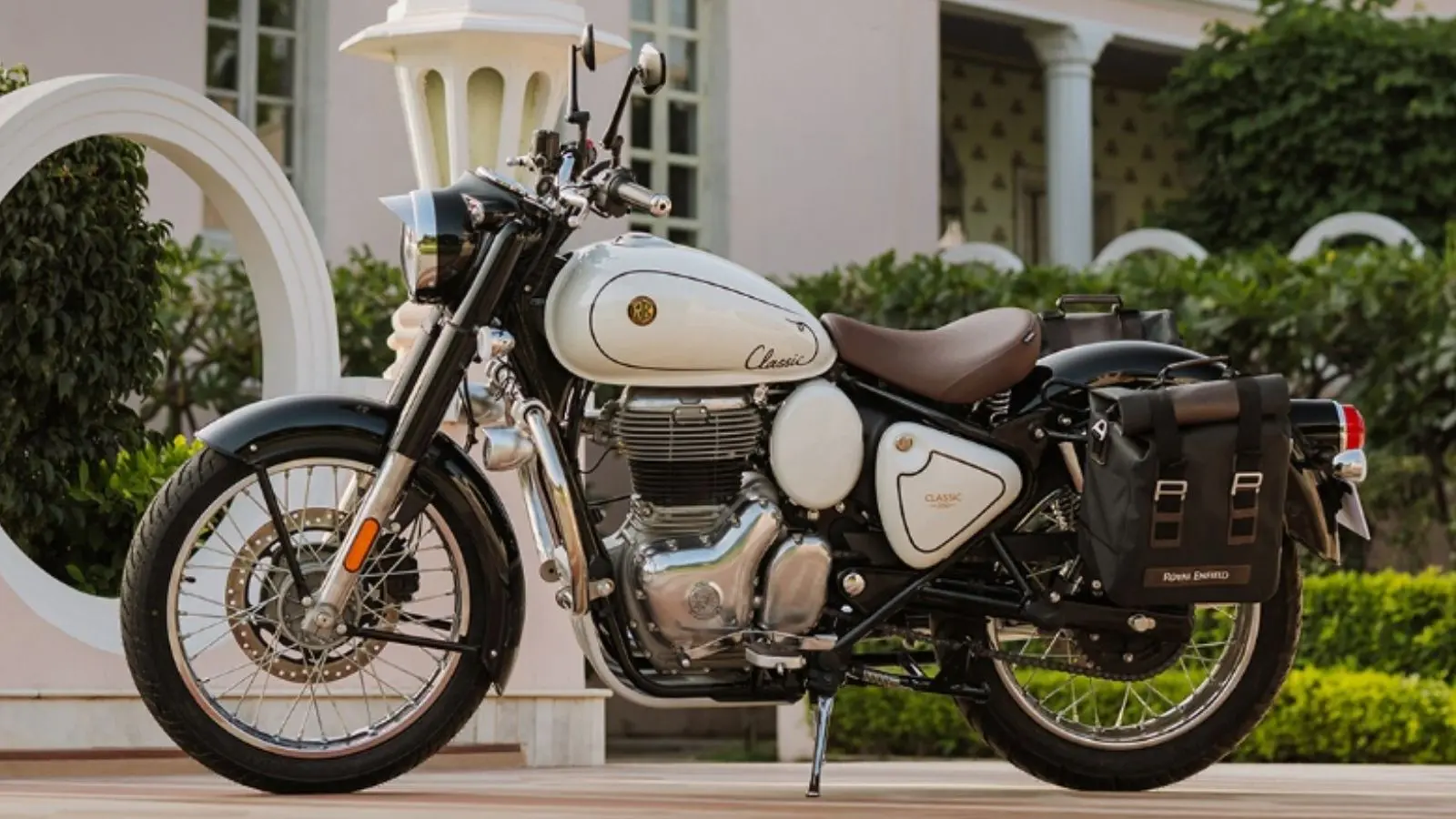 Classic 350 खरीदने वालों के लिए नया ऑप्शन, Signature White कलर में आई बाइक, जानें पूरी कीमत लिस्ट