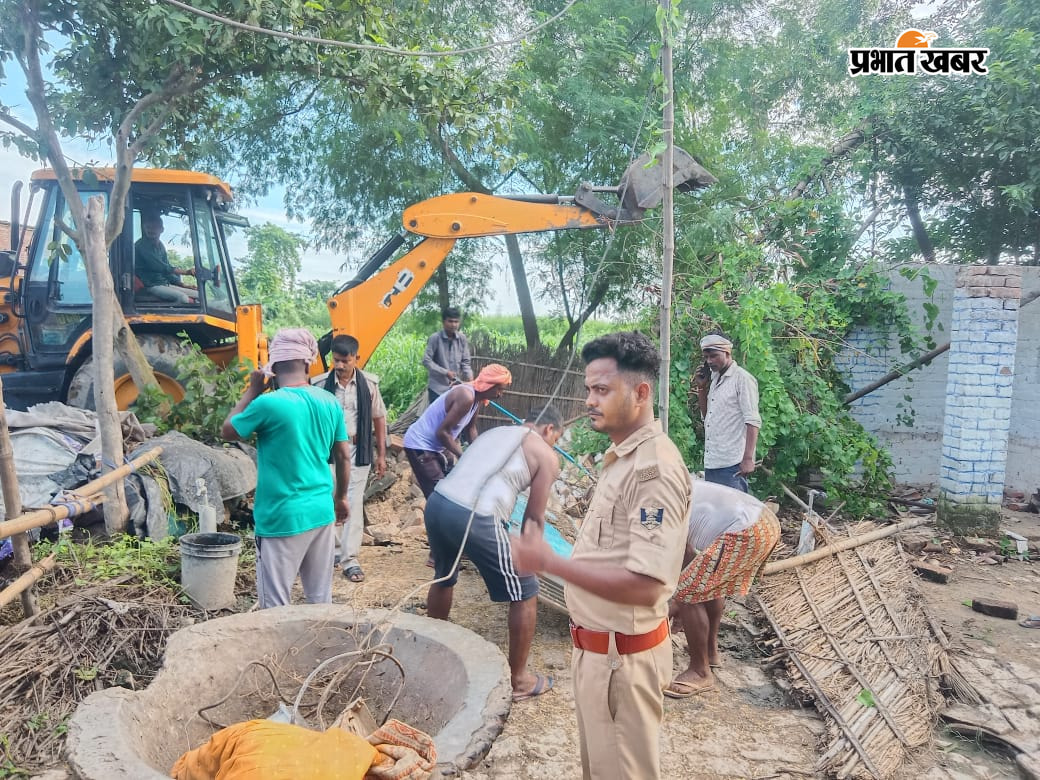 बाजितपुर में अतिक्रमित जमीन से अतिक्रमण हटाती पुलिस-प्रशासन की टीम | Prabhat Khabar Network