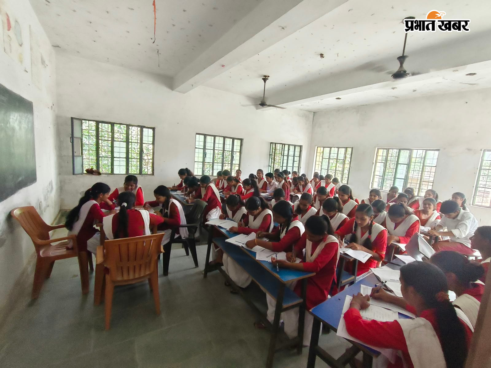 फोटो : प्रायोगिक कक्ष में परीक्षा देते परीक्षार्थी फोटो:- परीक्षा देते परीक्षार्थी | Prabhat Khabar Network