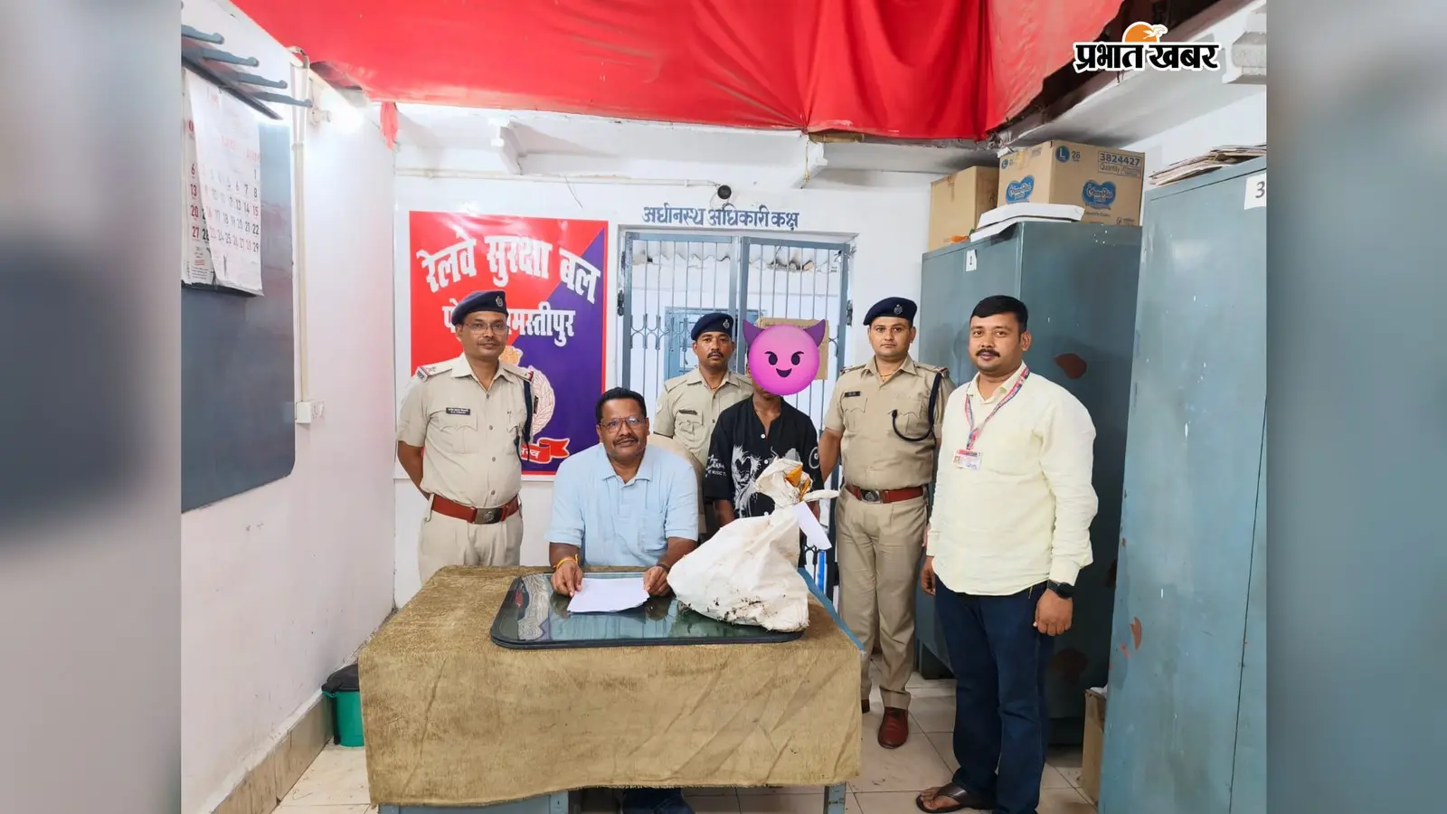 समस्तीपुर जंक्शन पर आरपीएफ की बड़ी कार्रवाई: वाशिंग पिट यार्ड से चोरी के केबल और पेंड्रोल क्लिप के साथ नाबालिग दबोचा