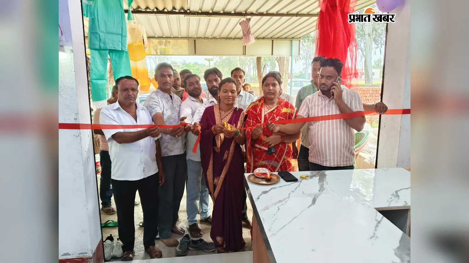 लातेहार: बदल रहा बारियातू का बाजार, सान्वी वस्त्रालय की हुई शुरुआत