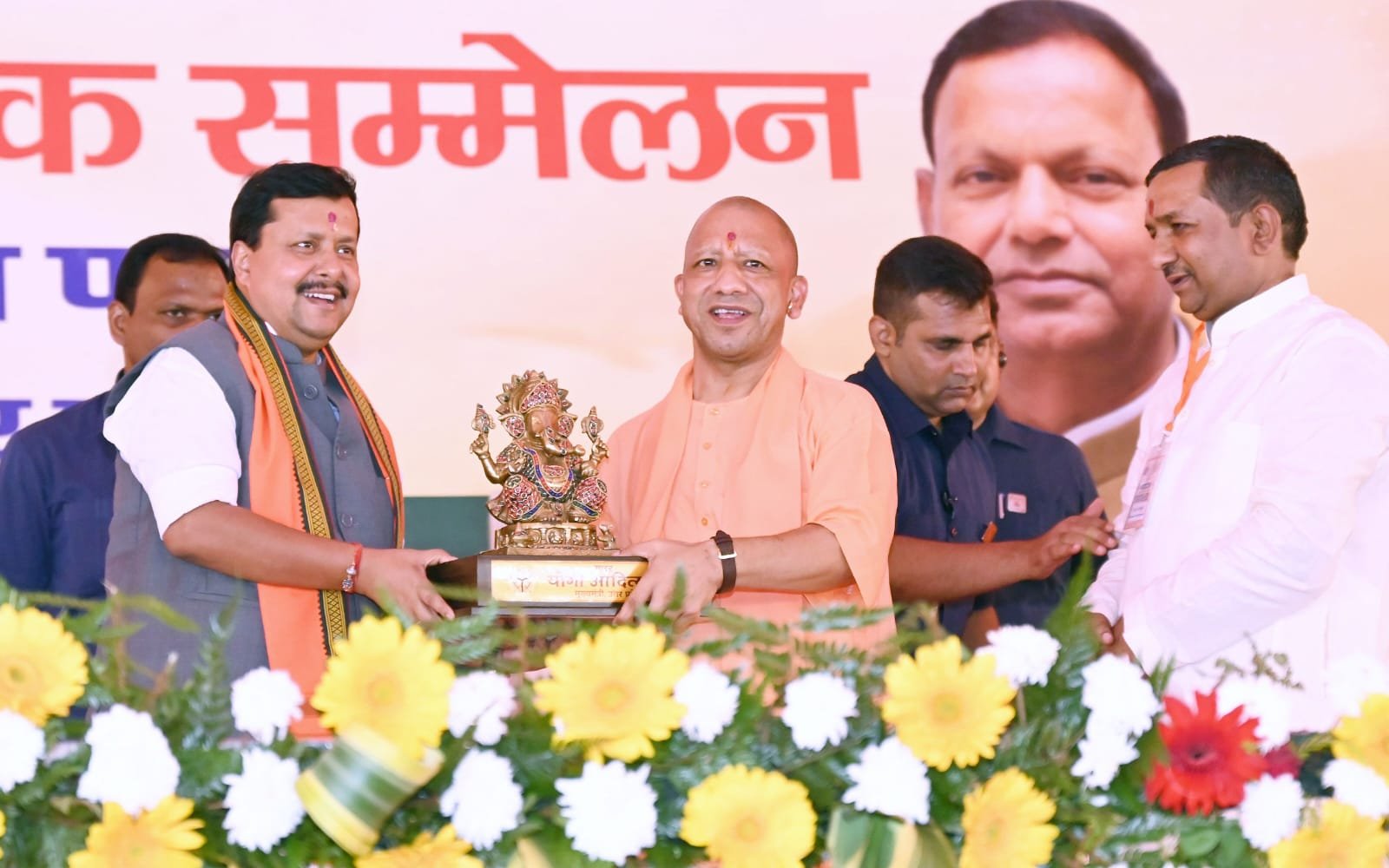 बीजेपी के राष्ट्रीय अध्यक्ष का स्वागत करते सीएम योगी