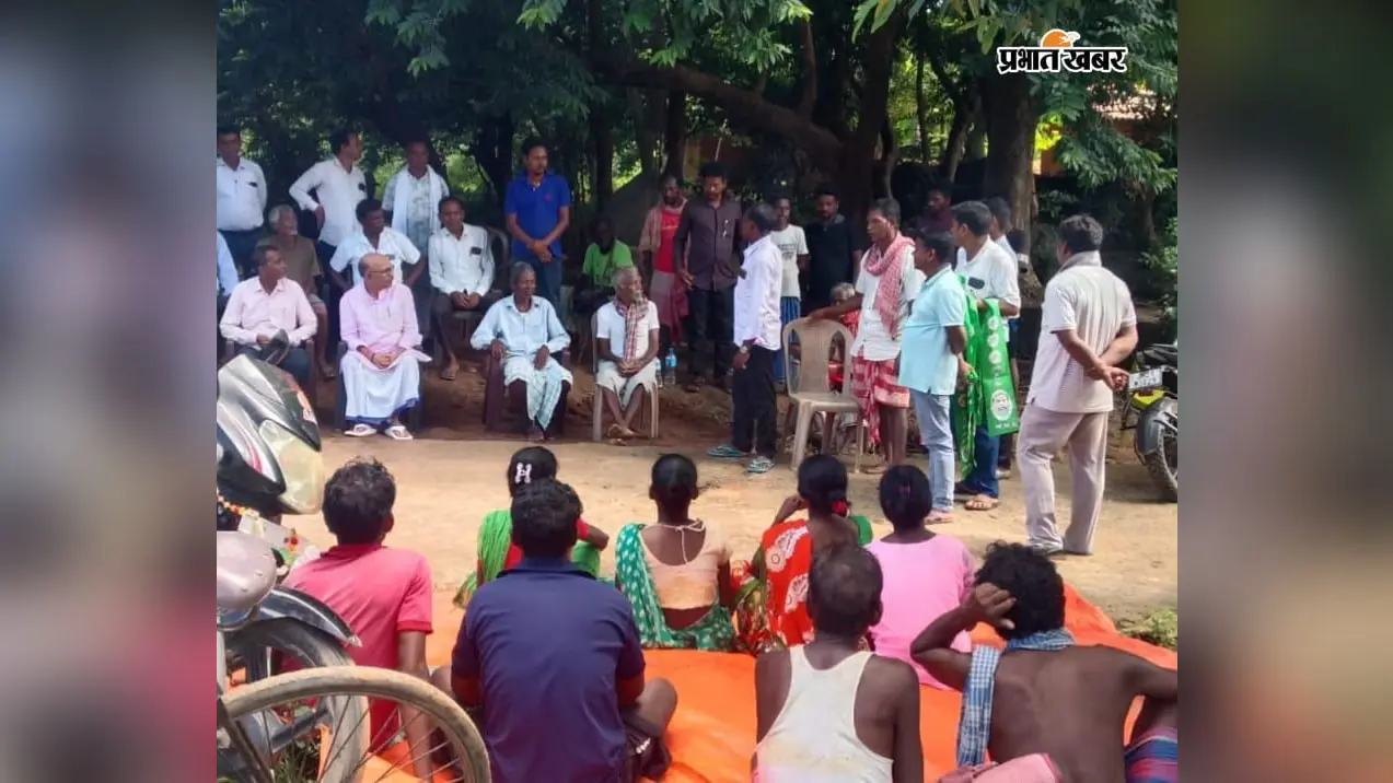चकठाड़ी में आधा दर्जन से अधिक युवाओं ने थामा झामुमो का दामन, विस अध्यक्ष ने पहनाया पार्टी का पट्टा