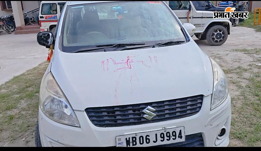 थानाध्यक्ष व गिरफ्तार आरोपी बीच में लाल सर्ट में। काण्ड में प्रयोग कार। | Prabhat Khabar Network