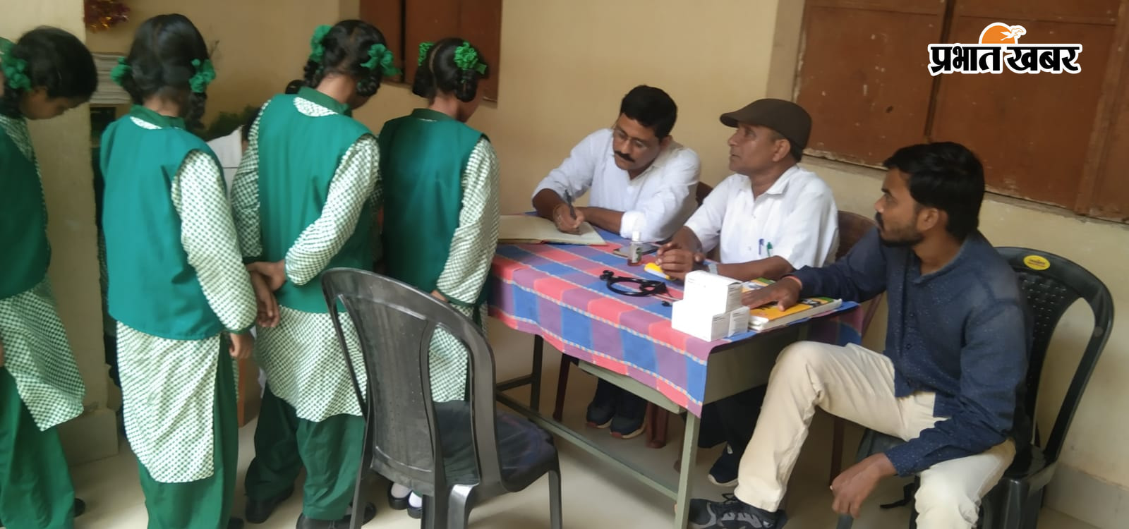 21 सोनुआ 1 में बेगुना स्थित विद्यालय परिसर में जांच करते स्वास्थ्य विभाग की टीम 21 सोनुआ 2 में ईलाज के लिए सोनुआ अस्पताल पहुँची छात्राएं | Prabhat Khabar Network