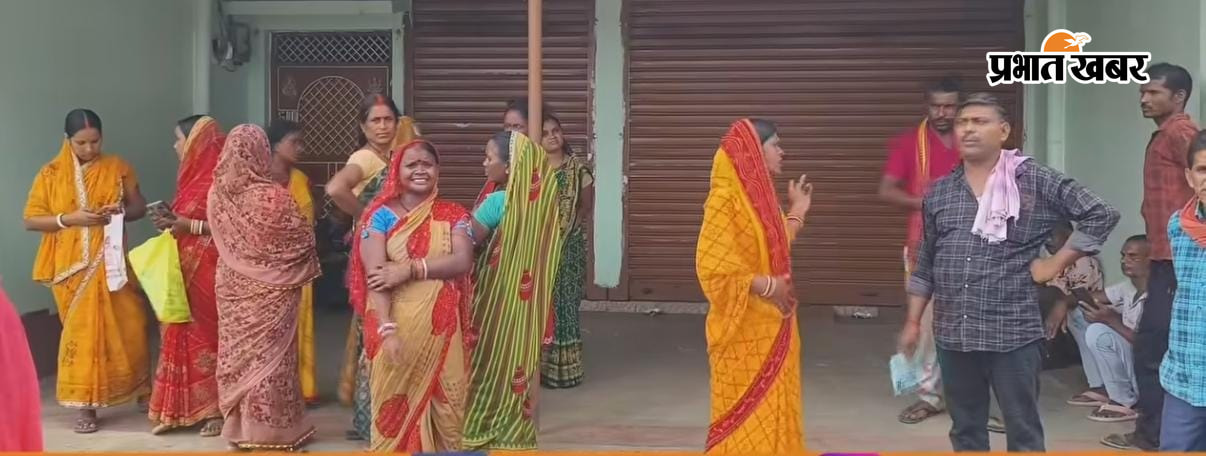 माइक्रोफाइनेंस कार्यालय के बाहर लोगों की भीड़ | Prabhat Khabar Network