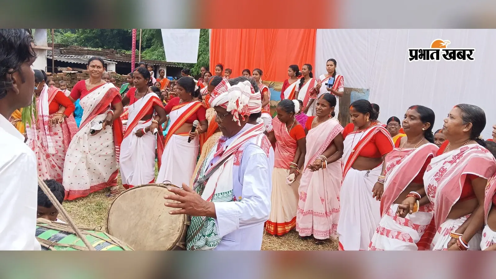 करम महोत्सव में गदहम झूमर की धूम, लोकगीतों से गूंजा घुटूवा