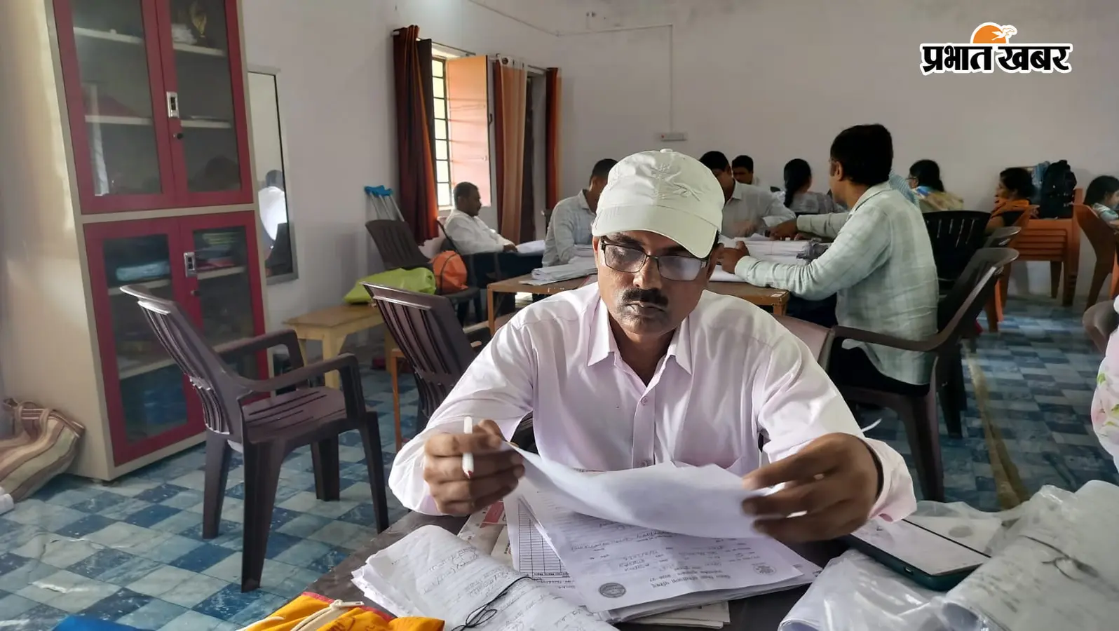 19 केंद्रों पर जांची जा रहीं छात्रों की कॉपियां, शंभुगंज में 23 स्कूलों का मूल्यांकन जारी