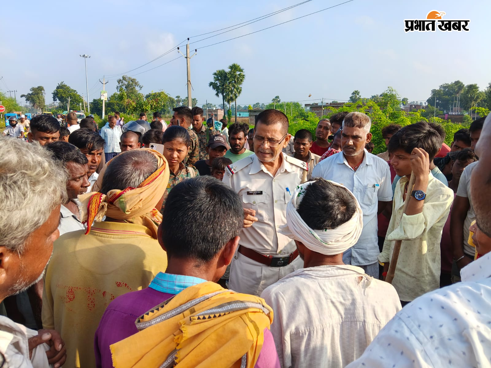आक्रोशित को समझाते पुलिस पदाधिकारी, सड़क पर मृत पड़े भेड़ | Prabhat Khabar Network