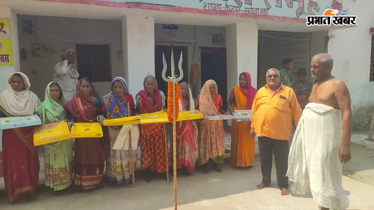 स्थापना दिवस पर सेवा कार्य, 21 जरूरतमंद महिलाओं के बीच साड़ी वितरित