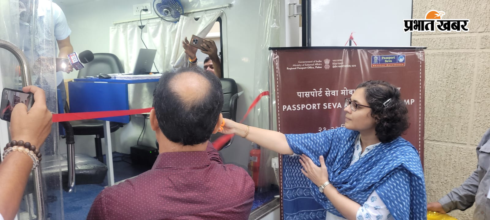 विशेष पासपोर्ट सेवा मोबाइल वैन शिविर का उद्घाटन करतीं अधिकारी | Prabhat Khabar Network
