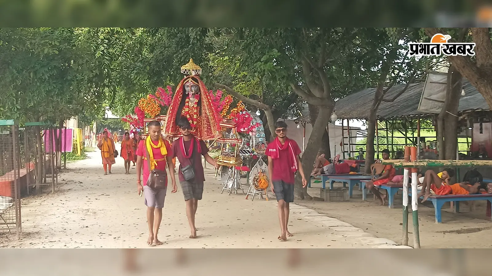 कांवरिया पथ पर छाया मां काली-दुर्गा का अनोखा कांवड़! 3 महीने की मेहनत से बनी अद्भुत कलाकृति