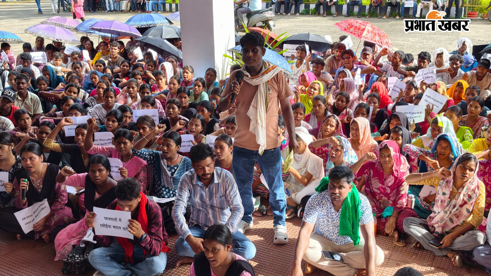 दुमका में एसपी कालेज से रैली निकालते और समाहरणालय में प्रदर्शन करते छात्र. | Prabhat Khabar Network