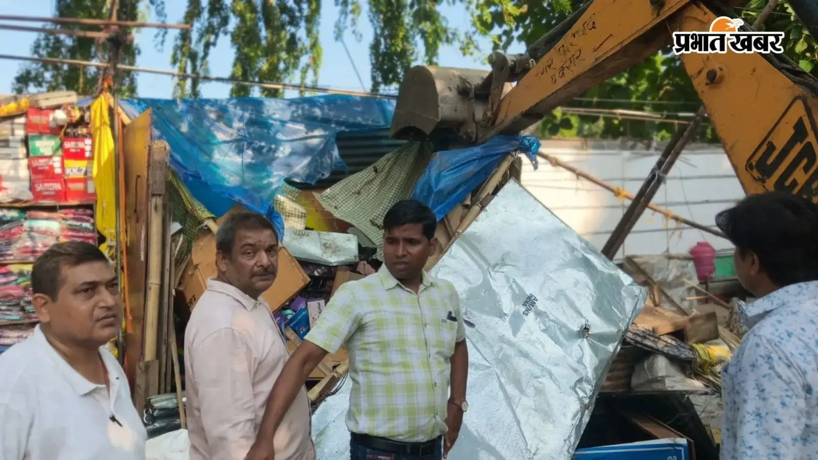अतिक्रमण के खिलाफ नगर परिषद का सख्त अभियान, फुटपाथ पर बनीं अस्थायी दुकानें और निर्माण हटाये