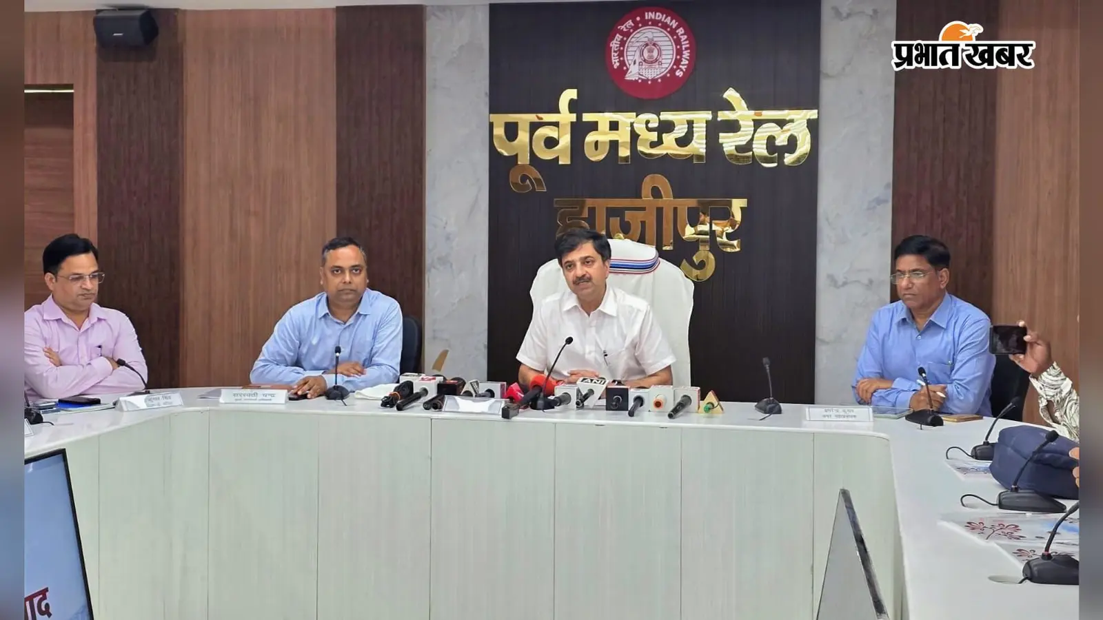 पितृपक्ष में उमड़ेगी भीड़, रेलवे ने कसी कमर; चलेंगी स्पेशल ट्रेनें,स्टेशनों पर बनेगा होल्डिंग एरिया