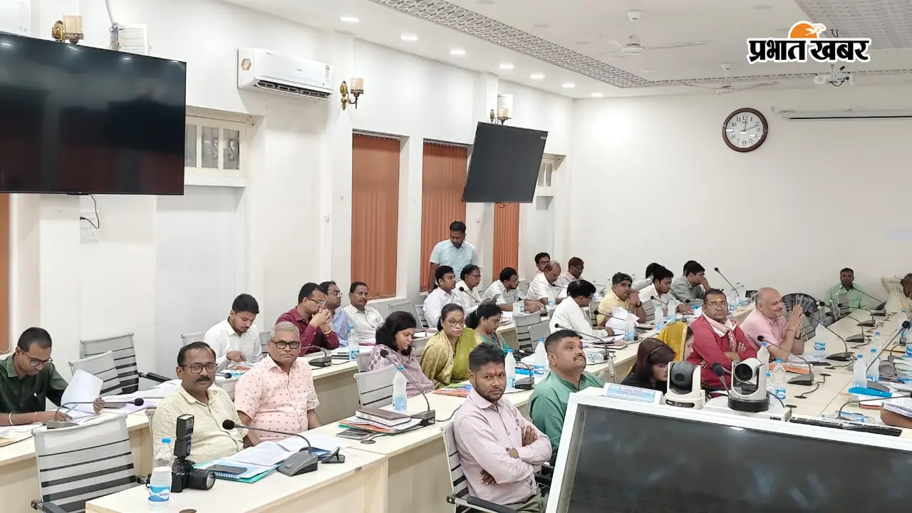 बेगूसराय जिला परिषद की बैठक में हंगामा, पार्षद बोले- सभी को बराबर योजना मिले, विभागों के काम पर भी सवाल