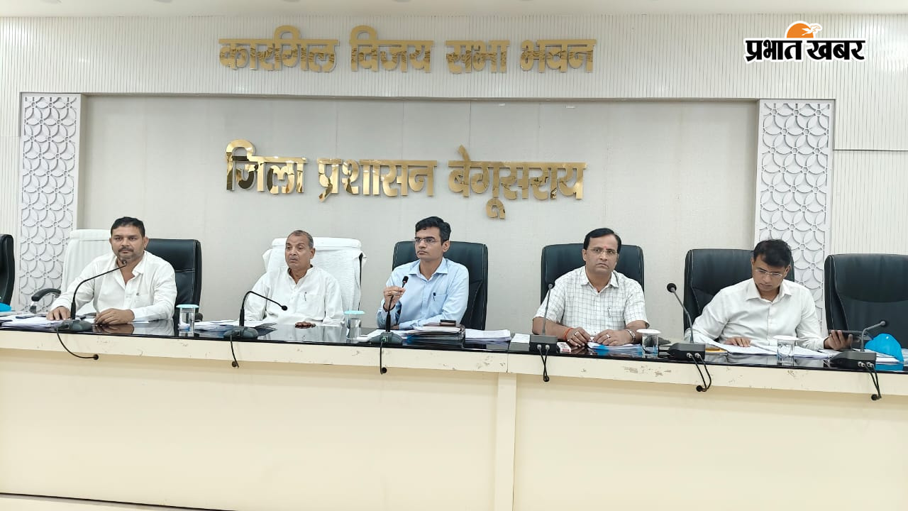 बैठक को संबोधित करते अधिकारी बैठक में भाग लेते प्रतिनिधि | Prabhat Khabar Network