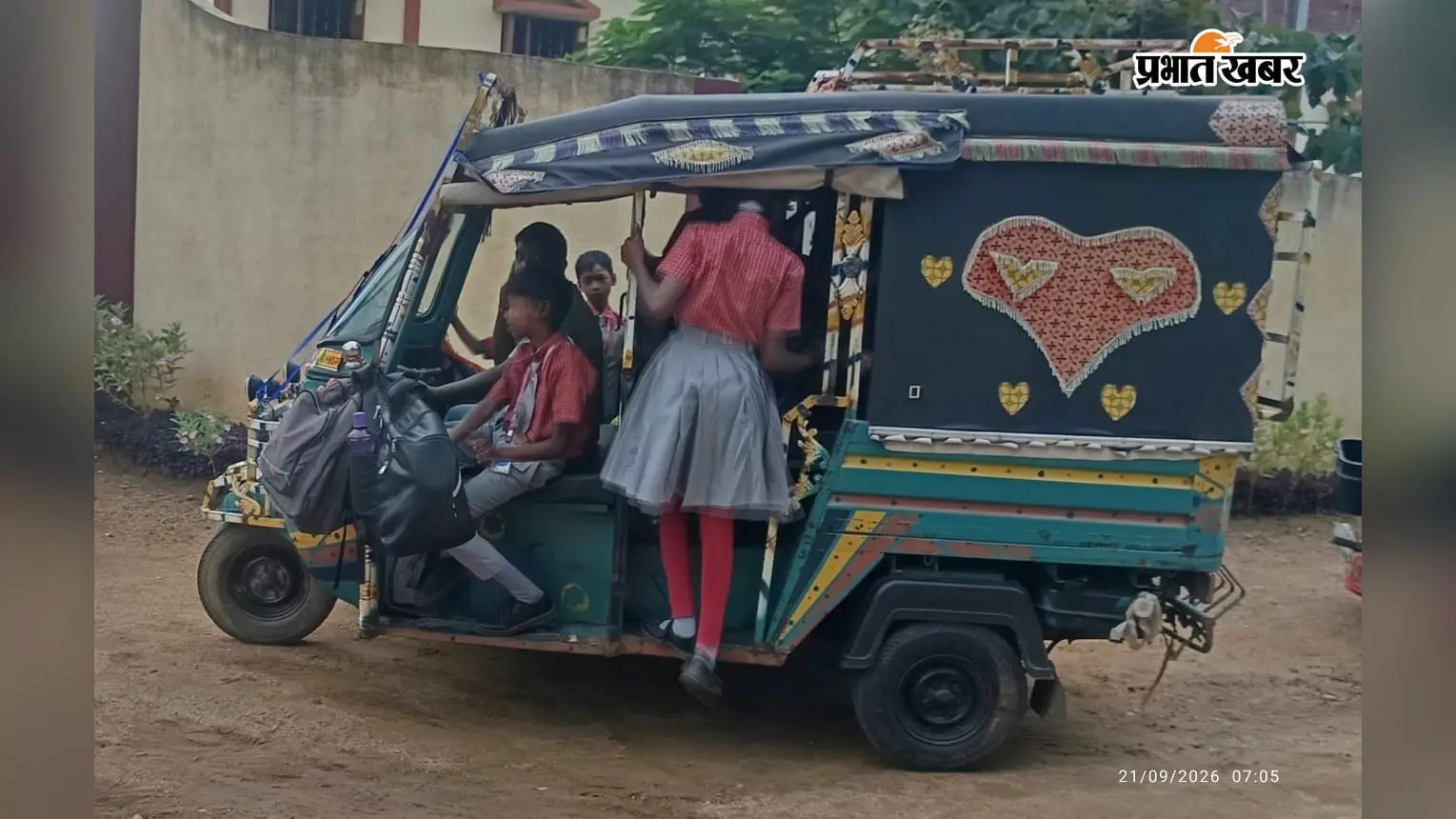 हादसे के बाद भी नहीं थमा सिलसिला, चरकापाथर स्कूल में फिर ओवरलोड ऑटो से ढोये जा रहे बच्चे, कार्रवाई की मांग