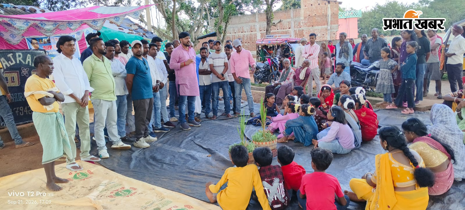 सहारा में करमा मिलन समारोह में उपस्थित समाज के लोग | Prabhat Khabar Network