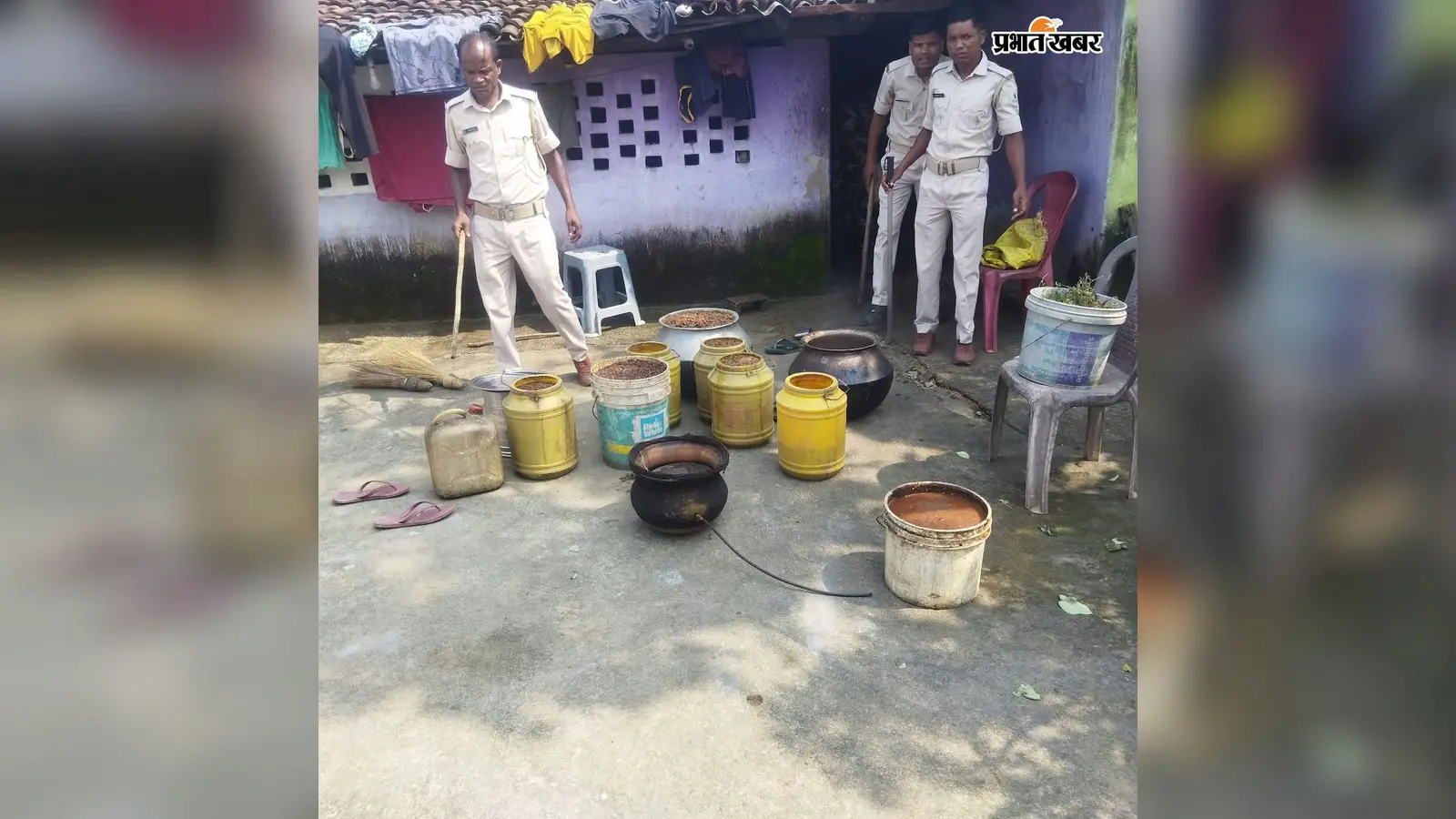 करमा पूजा से पहले अवैध शराब के खिलाफ कार्रवाई, 400 किलो जावा महुआ नष्ट