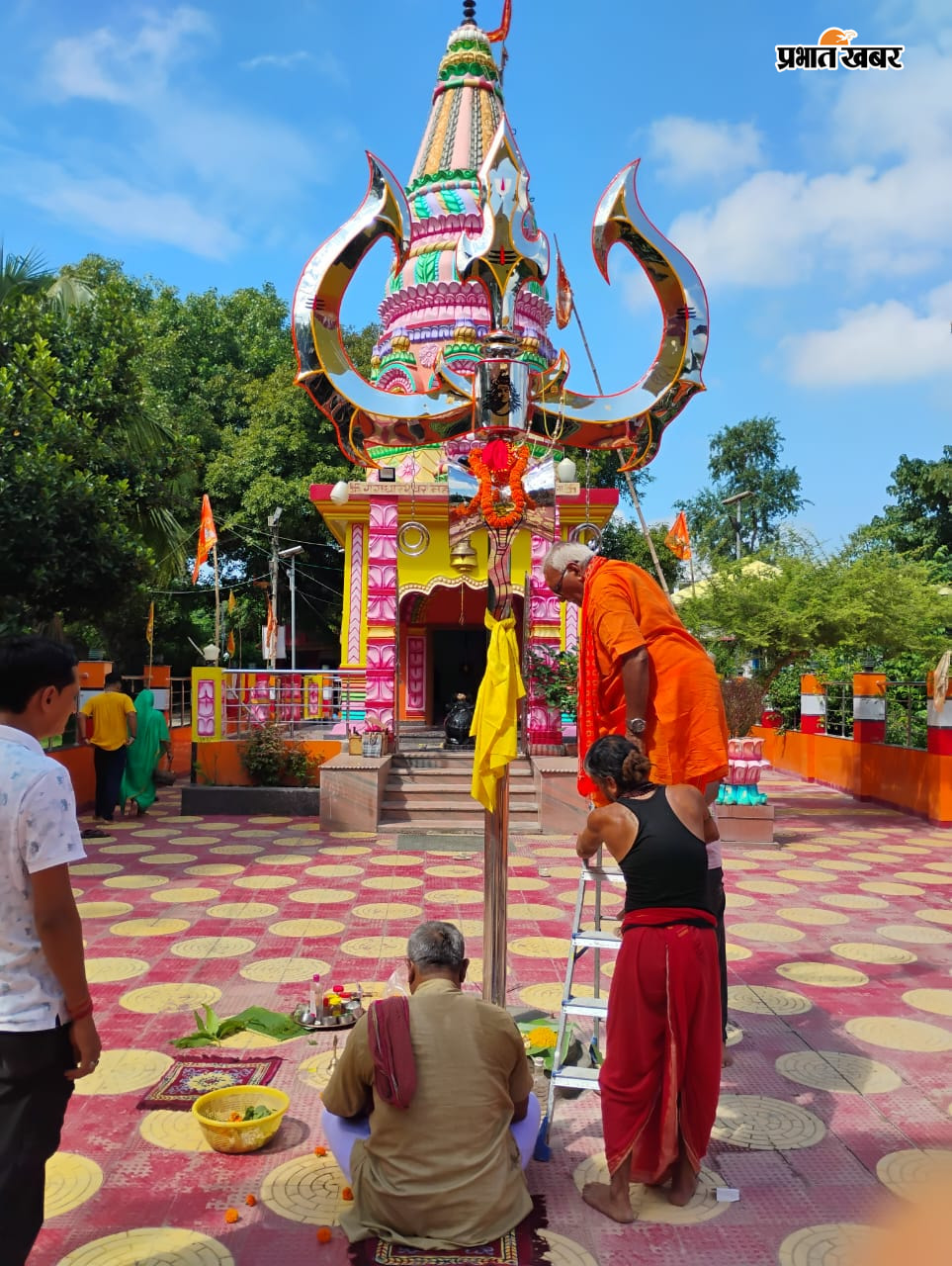 गोपालपुर गांव स्थित गंगेधारेश्वर महादेव मंदिर में त्रिशूल स्थापित करते हुये श्रद्धालु | Prabhat Khabar Network