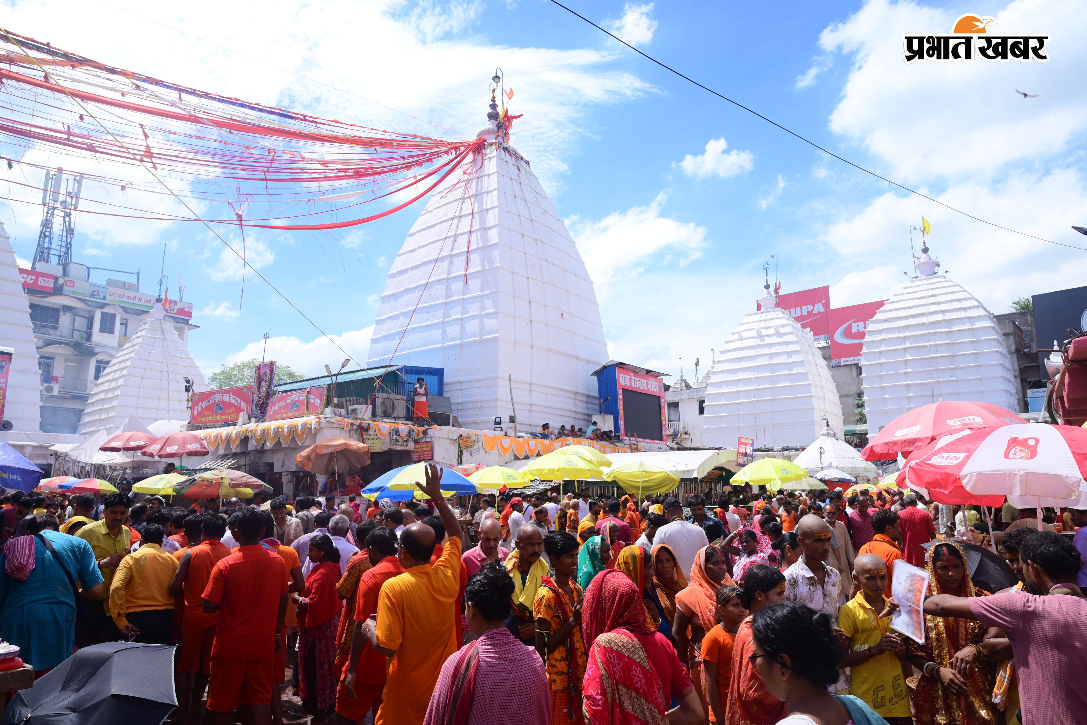 मंदिर परिसर एवं कूपन लेकर ओवर ब्रिज में कतार वद्ध | Prabhat Khabar Network