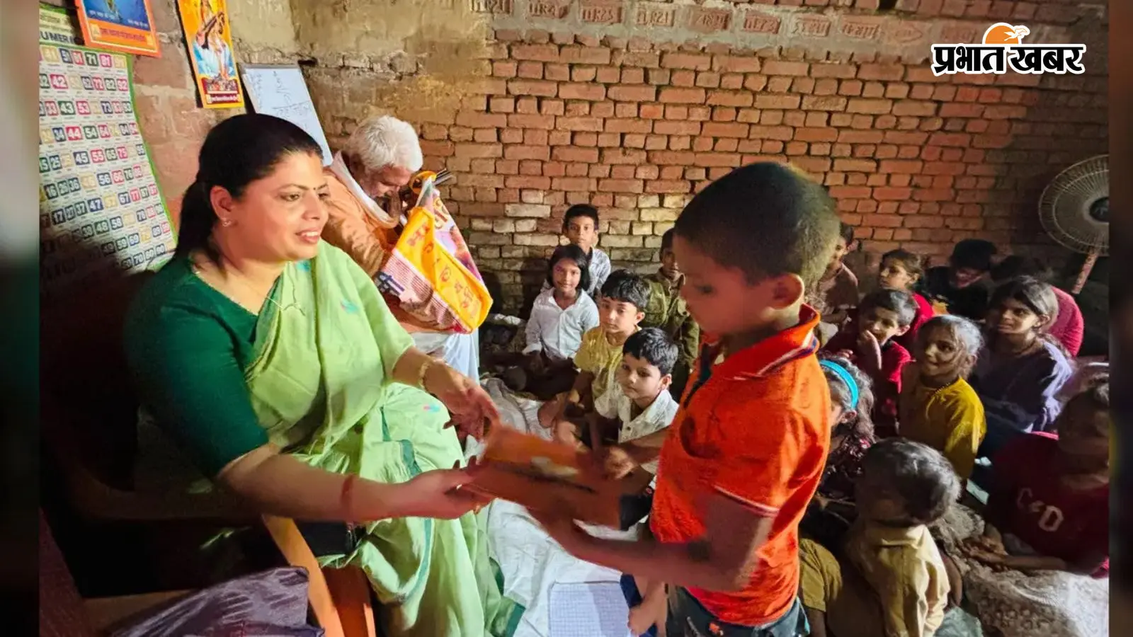 ग्रामीण क्षेत्रों में शिक्षा और जागरूकता पहुंचा रहे 180 एकल विद्यालय, वर्षा पांडेय ने किया भ्रमण