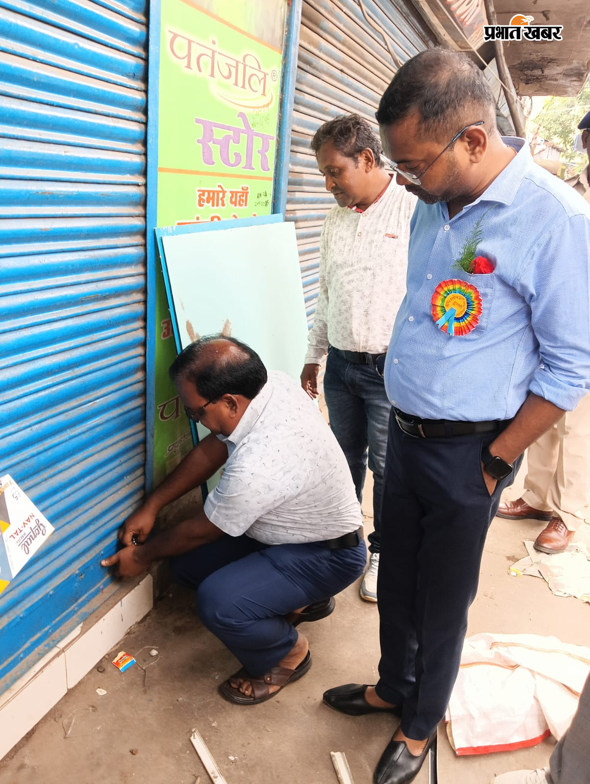 तसवीर: 21 सीबीएस 1-जर्जर विप्पणी भवन तसवीर: 21 सीबीएस 2- दुकान खाली करते लोगतसवीर: 21 सीबीएस 3- दुकान के बाहर रखे सामान तसवीर: 21 सीबीएस 4- मजिस्ट्रेट के समक्ष ताला जडते प्रधान लिपिक | Prabhat Khabar Network