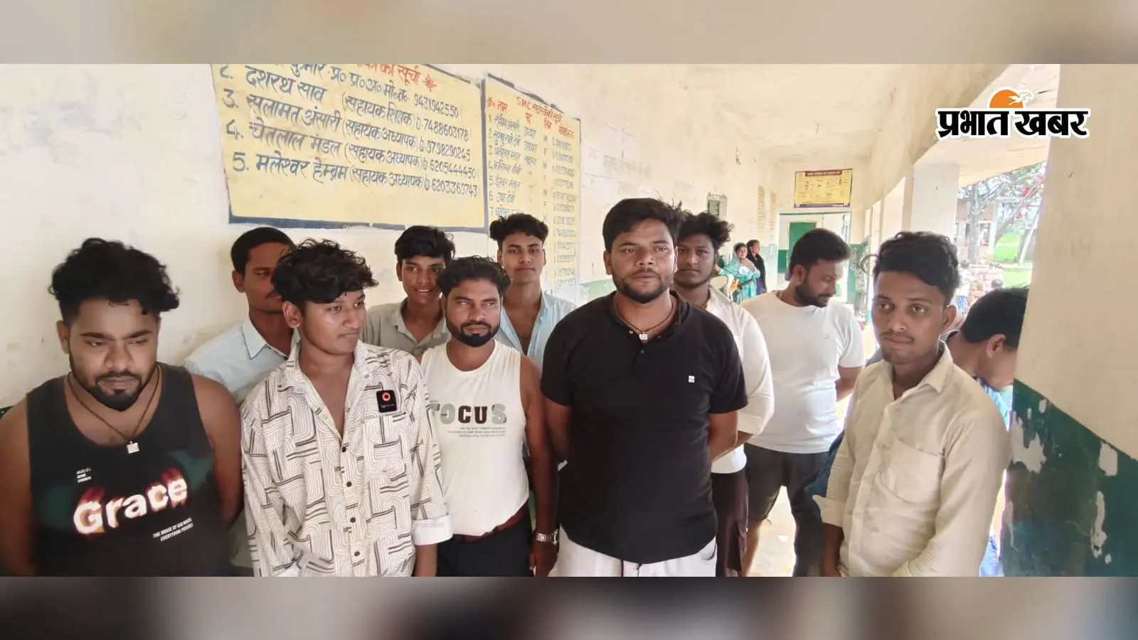दूषित पानी और स्कूल की बदहाली पर फूटा ग्रामीणों का गुस्सा, सचिव को कार्यालय में बंद कर जड़ा ताला