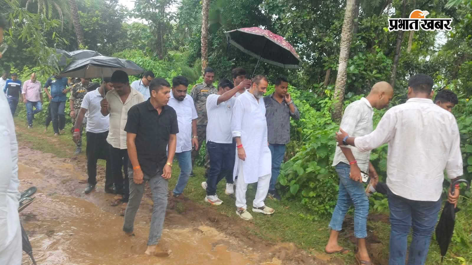 03 में पोडैयाहाट के आदिवासी गांव बडाराजदाहा गांव में पानी में भ्मेींगकर शिलान्यास करने जाते | Prabhat Khabar Network