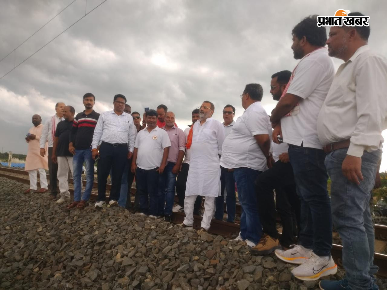 04 में रेलवे वासिंग पिट स्थल का निरीकक्ष करते | Prabhat Khabar Network