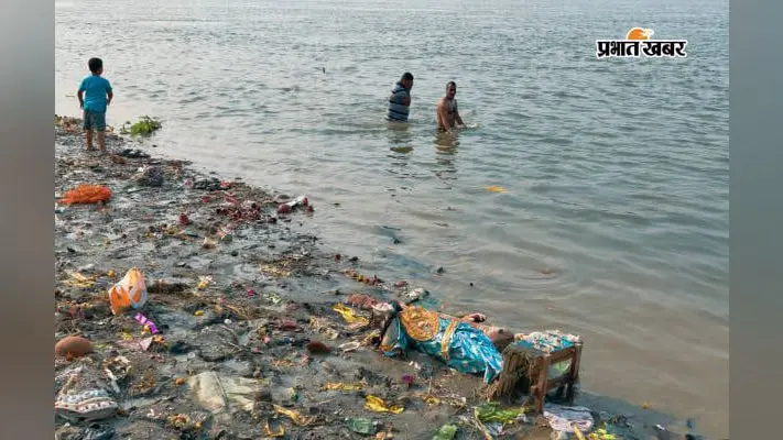 पावन गंगा में सीधे गिराया जा रहा कचरा: भागलपुर के विक्रमशिला सेतु पर सामने आई बड़ी लापरवाही, कैमरे में कैद हुआ गंदा खेल