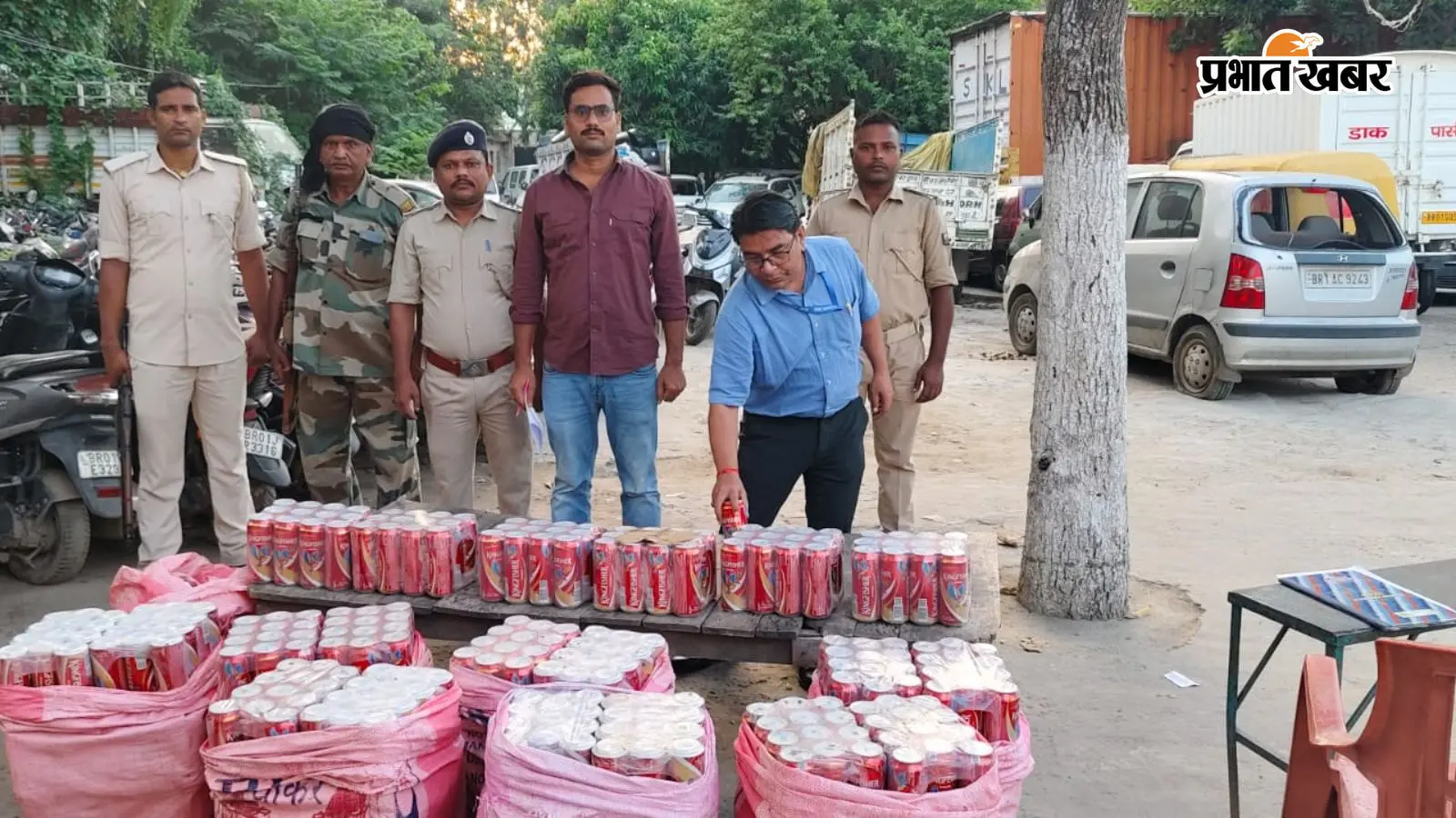 पटना: पुलिस को देखते ही गंगा में कूदा तस्कर, नाव पर लदी 624 कैन बीयर बरामद