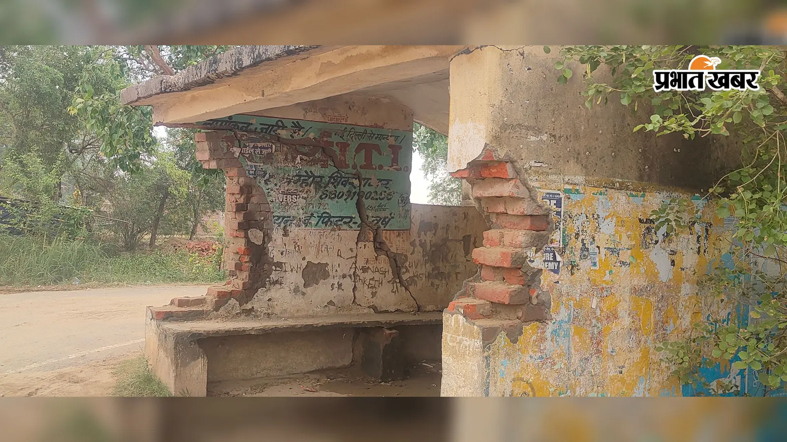 चेनारी-कुदरा स्टेट हाईवे पर जर्जर यात्री शेड दे रहा हादसे को न्योता, धूप में खड़े होकर बस का इंतजार कर रहे यात्री